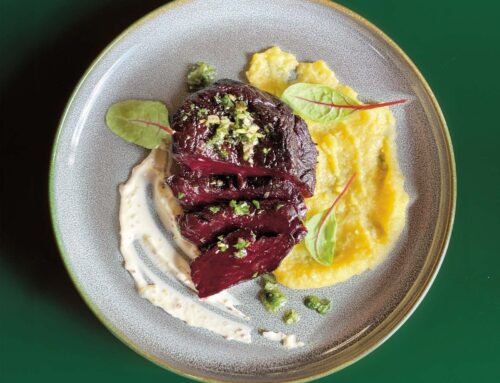 Randen-Steak mit veganem Senf-Dip (Creme fraîche) und Polenta